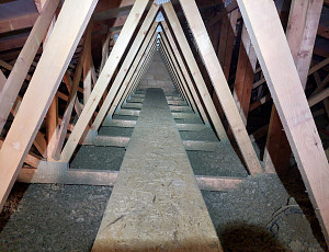 Zateplení stropu bytového domu pomocí foukané izolace